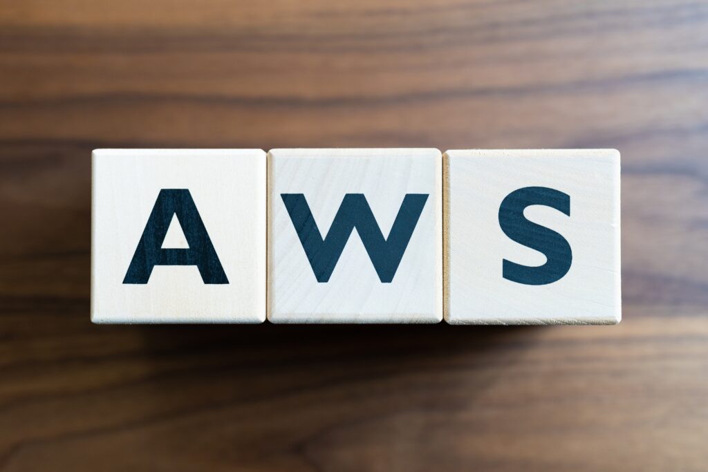AWS でサーバーレスのサービスを使うなら? AWS Lambda vs AWS Fargate